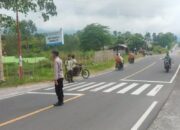 Jaga Stabilitas Kamtibmas Personel Polsek Sembalun Lakukan Pengaturan Lalulintas di Depan SMPN 1