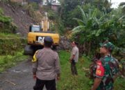 Bhabinkamtibmas Desa Kembang Kuning Pantau Pembersihan Tanah Longsor Bersama BPBD Lotim