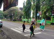 Personel Polsek Suela Rutin Lakukan Pengaturan Lalulintas di Sekolah Sekolah Guna Memberikan Rasa Aman