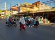 Personel Polsek Terara Lakukan Pengaturan Lalu Lintas untuk Kenyamanan Masyarakat
