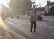 Cegah Kemacetan, Personel Polsek Sikur Lakukan Pengaturan Arus Lalulintas