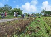 Ciptakan Lingkungan Bersih dan Sehat Bhabinkamtibmas Desa Sukadana Gelar Gotong Royong Bersama Masyarakat