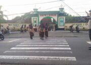 Personel Polsek Sikur Lakukan Rawan Pagi di Depan SMPN 1 Sikur