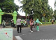 Personel Polsek Suela Lakukan Pengaturan Lalu Lintas di Depan SDN 2 Suela
