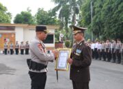 Kapolres Lombok Timur Pimpin Sertijab Sejumlah Pejabat Polres dan Wisuda Purna Bhakti di Lapangan Patriatama