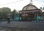 Bhabinkamtibmas Desa Sugian Lakukan Pengaturan Lalu Lintas di Depan SMPN 1 Sambelia