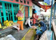 Bripka Agus Salim Jalin Silaturahmi dan Beri Himbauan Kamtibmas di Desa Bagik Papan