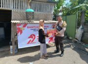 Peringati HUT Polri ke-79, Aipda Ibnu Akbar HK Salurkan Bantuan ke Warga Terara