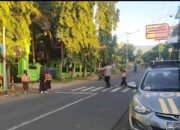 Polsek Suela Laksanakan Pengaturan Lalu Lintas di Depan SDN 2 Suela
