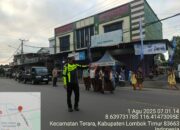 Personel Polsek Terara lakukan Pengaturan Lalulintas  Pagi di Simpang Tiga Papilon