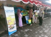 Tingkatkan Kesejahteraan Masyarakat, Bhabinkamtibmas Desa Labuhan Lombok Monitoring Pasar Murah   