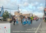 Personel Polsek Terara Lakukan Pengaturan Lalu Lintas di Depan SMPN 1 Terara