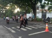 Personel Polsek Sakra Laksanakan Rawan Pagi di Depan SMPN 1 Sakra