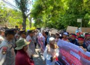 Personel Polres Lombok Timur Amankan Aksi Unjuk Rasa Aliansi Masyarakat Suela Bersatu, Situasi Kondusif