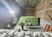 Polres Lombok Timur Gerebek Gudang Beras Oplosan, 110 Ton Beras Diamankan