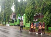 Personel Polsek Suela Lakukan Pengaturan Lalu Lintas Demi Keamanan Pengguna Jalan