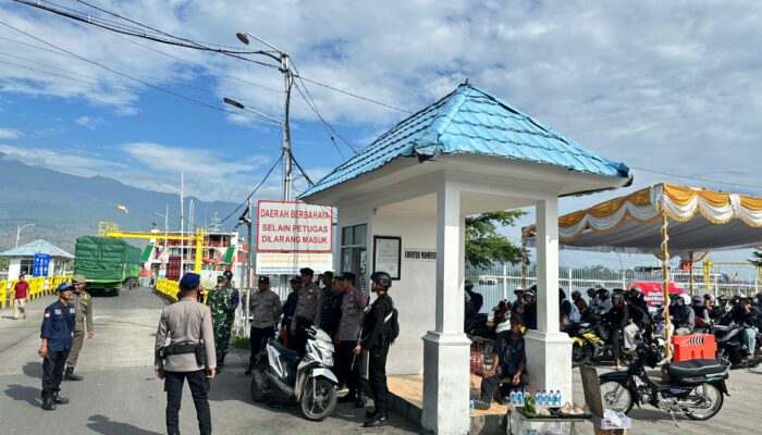 Anggota Pos Yan Kayangan Ops Lilin Rinjani 2025 Laksanakan Patroli di Pelabuhan Kayangan