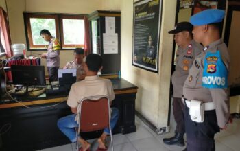 Ps. Kanit Propam Sukamulia Laksanakan Pengawasan Pelayanan SPKT Polsek Sakra Timur