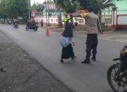 Kapolsek Labuhan Haji Pimpin Pengaturan Lalu Lintas Pagi demi Keselamatan Pelajar dan Pengguna Jalan