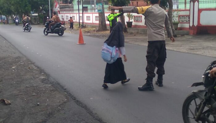 Kapolsek Labuhan Haji Pimpin Pengaturan Lalu Lintas Pagi demi Keselamatan Pelajar dan Pengguna Jalan